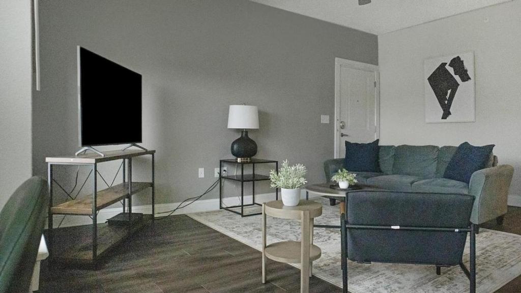 - un salon avec un canapé et une télévision dans l'établissement Landing Modern Apartment with Amazing Amenities (ID3766X51), à Gonzales