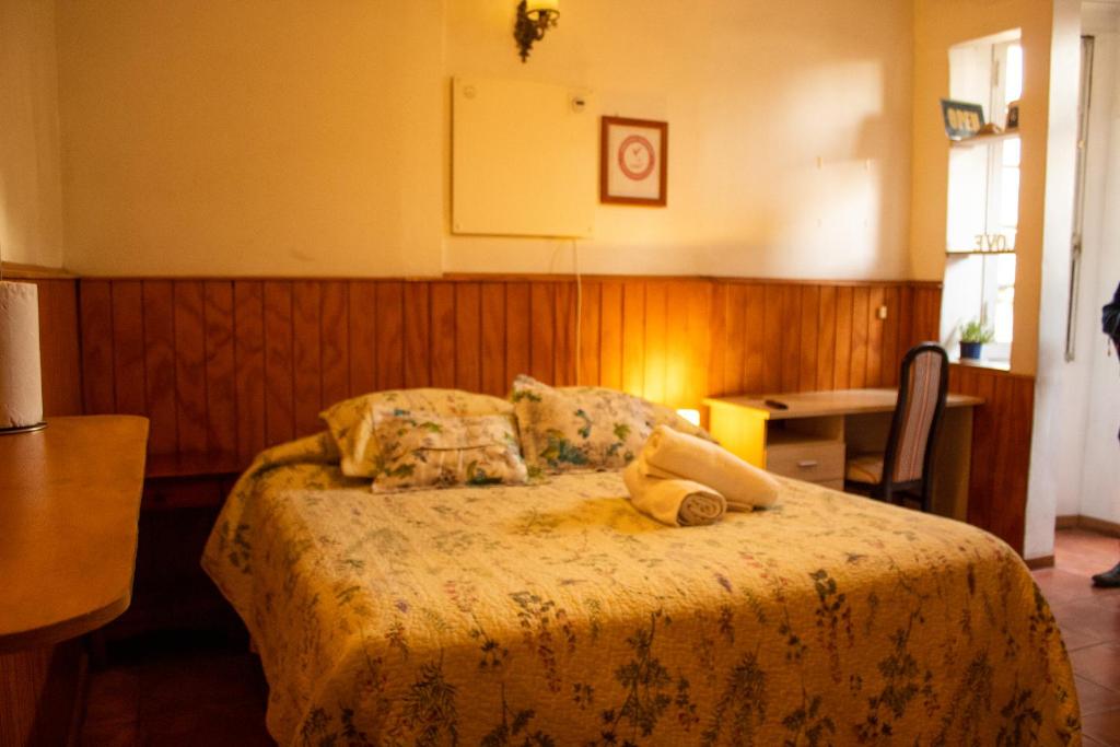 ein Schlafzimmer mit einem Bett mit einem Teddybär drauf in der Unterkunft Comarca Valparaíso in Valparaíso