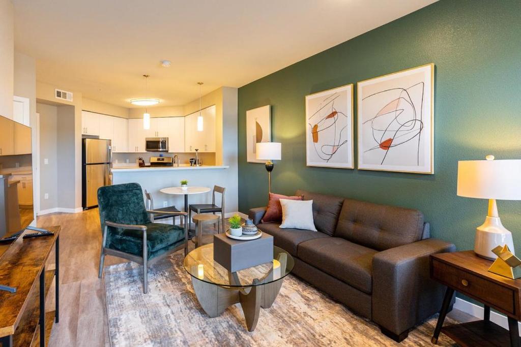 uma sala de estar com um sofá e uma mesa em Landing Modern Apartment with Amazing Amenities (ID2415X25) em Sparks