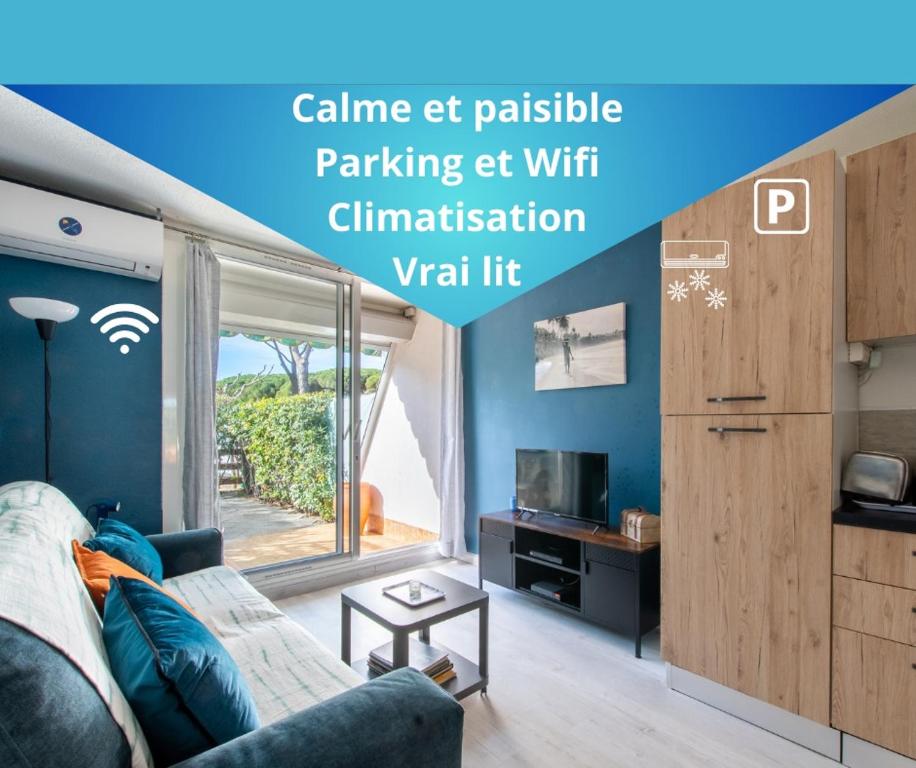 un salon avec un canapé et une télévision dans l'établissement Le bleu horizon * Terrasse * clim * Parking * wifi * Calme * Cosy, à La Grande Motte