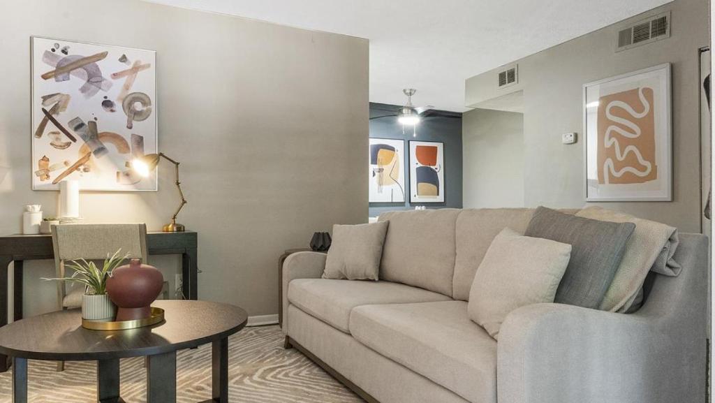 uma sala de estar com um sofá e uma mesa em Landing Modern Apartment with Amazing Amenities (ID9191X62) em Marietta