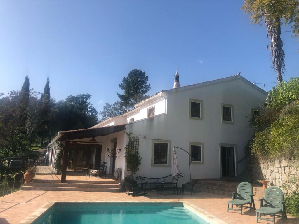 una casa con una piscina di fronte di Corgos, Flores a Monchique