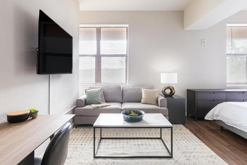 - un salon avec un canapé et une télévision dans l'établissement Landing Modern Apartment with Amazing Amenities (ID4229X79), à San Antonio