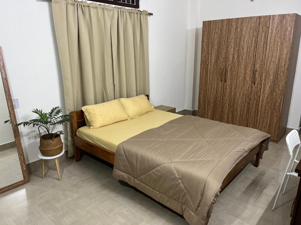 ein Schlafzimmer mit einem Bett und einer Pflanze darin in der Unterkunft BKR homestay 2bhk in Itānagar