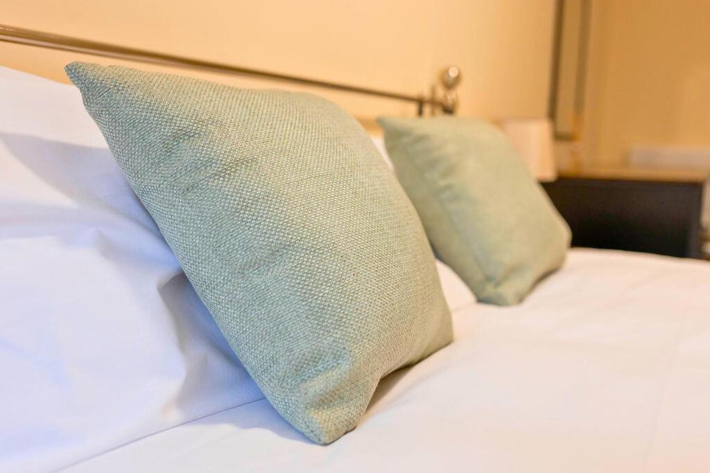 The Windmill Hotel - Alford - Deluxe Family Room