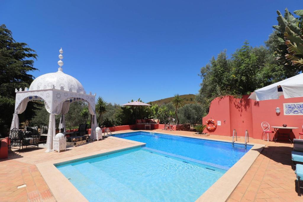 una gran piscina con cenador junto a la aophritisthritis en Casa Azul, en Cumeada