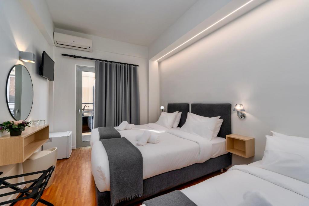 Кровать или кровати в номере Hotel Adonis Athens