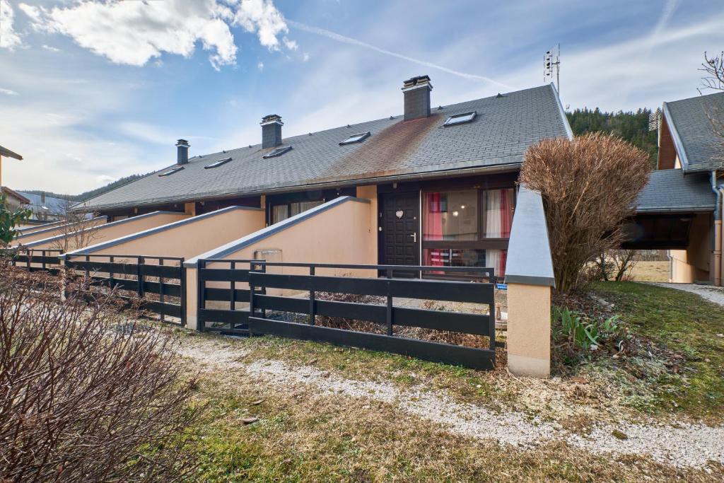 una casa con una recinzione di fronte di Le koala a Villard-de-Lans