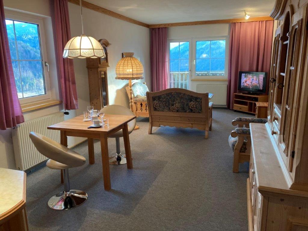 TV a/nebo společenská místnost v ubytování Motel Brunner Apartments & Zimmer