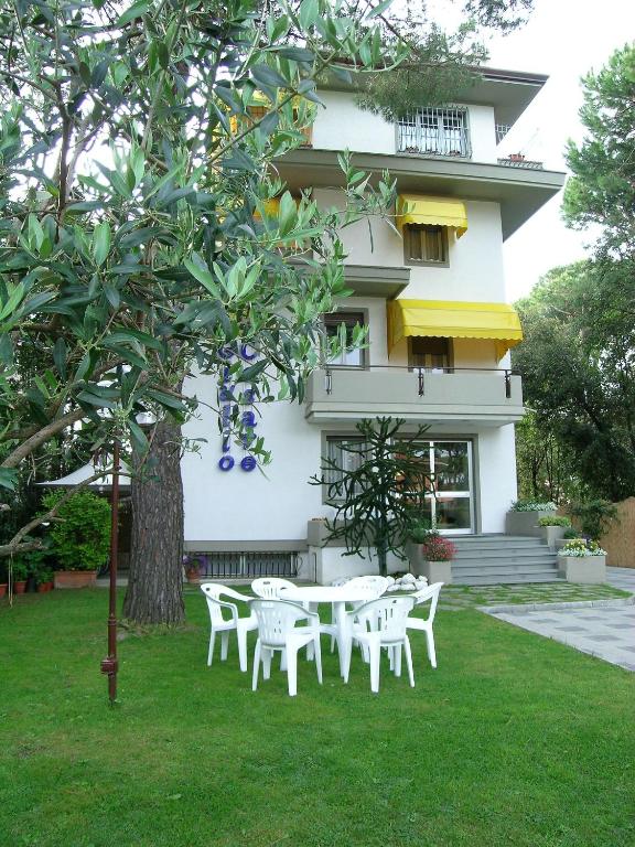 a table and chairs in front of a building at Hotel Giulio Cesare in Cinquale