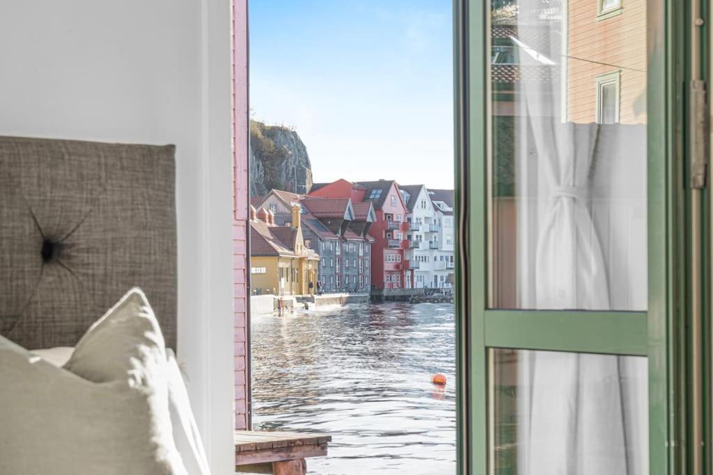 Zimmer mit einem Fenster und Flussblick in der Unterkunft Seaside Apt. Catch Crabs from Your Bedroom Window! in Bergen