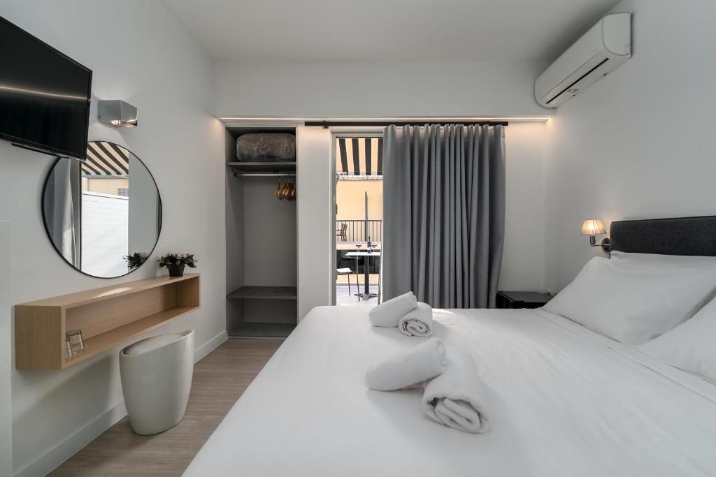 Кровать или кровати в номере Hotel Adonis Athens