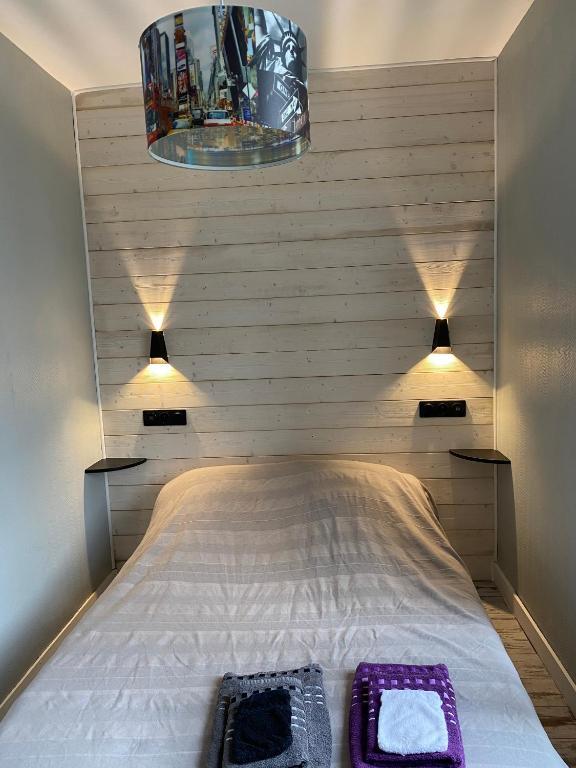 ein Schlafzimmer mit einem Bett mit zwei Tabletts drauf in der Unterkunft Chambre Rêve américain in Montournais