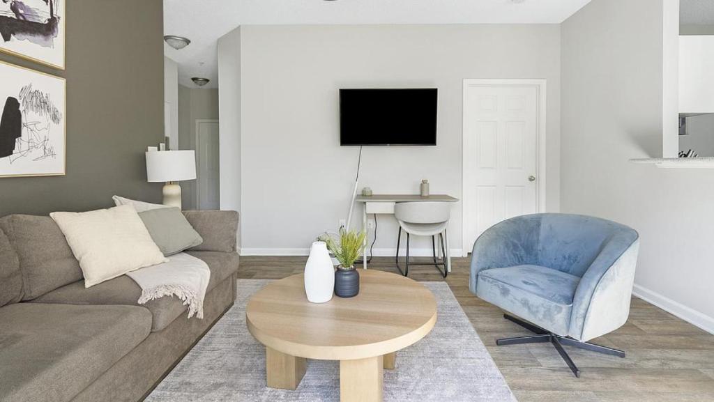 - un salon avec un canapé, une chaise et une table dans l'établissement Landing Modern Apartment with Amazing Amenities (ID9752X95), à Durham