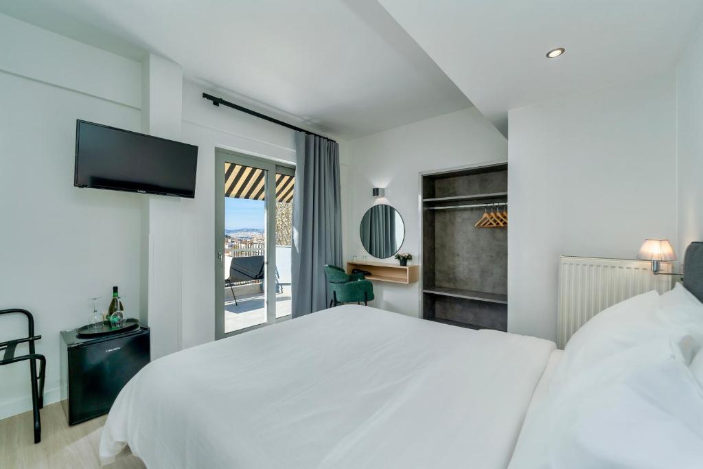 Кровать или кровати в номере Hotel Adonis Athens