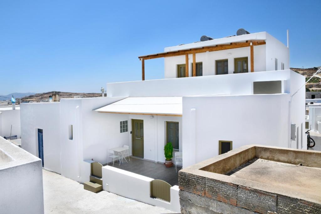 - une vue sur une maison blanche depuis le toit dans l'établissement Tressos Maisons, à Kimolos