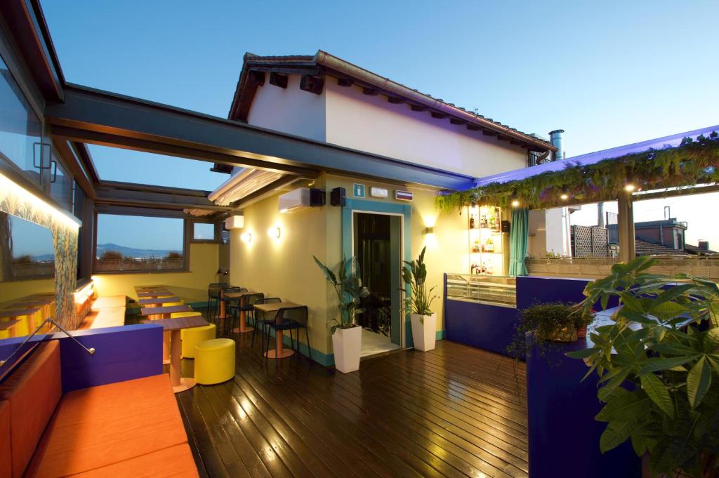 - un balcon d'une maison avec une terrasse en bois dans l'établissement Hotel Montecarlo, à Rome