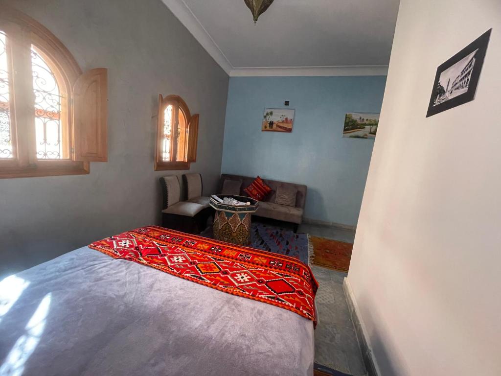 Un pat sau paturi într-o cameră la Riad ouhmidi