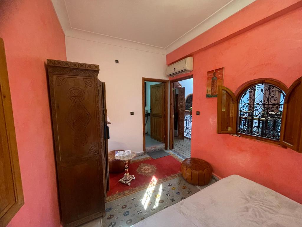 Un pat sau paturi într-o cameră la Riad ouhmidi