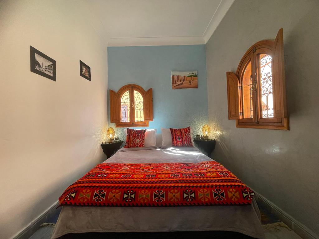 Un pat sau paturi într-o cameră la Riad ouhmidi