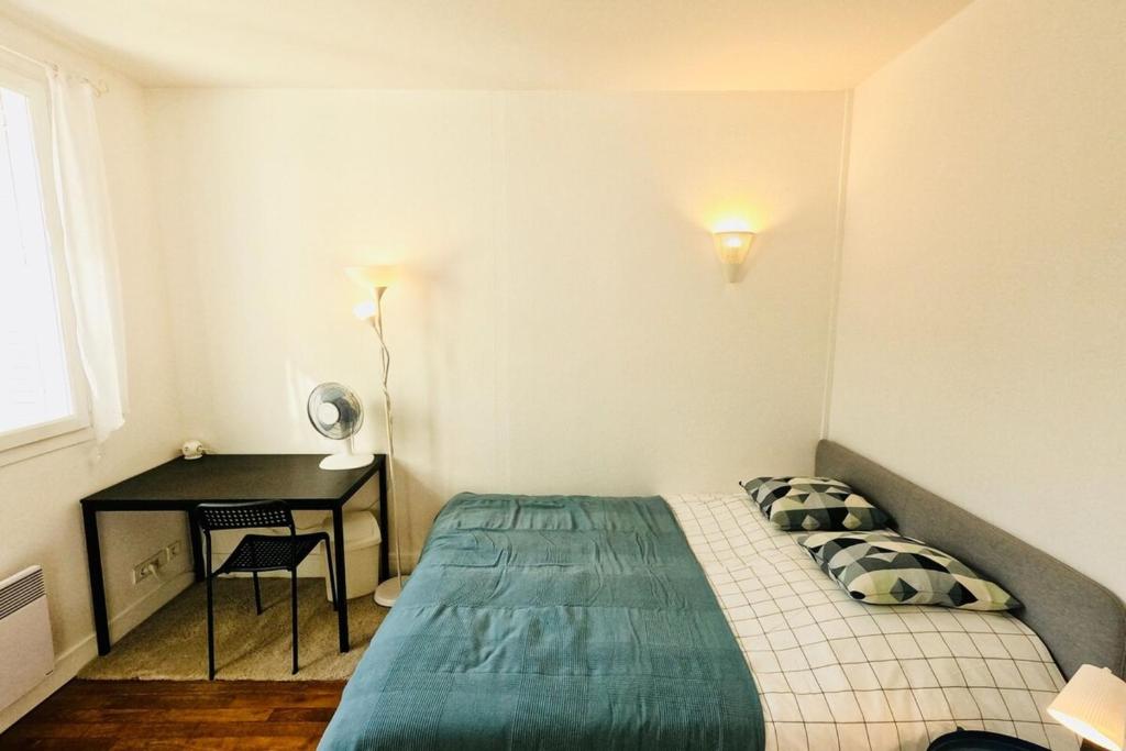 Posteľ alebo postele v izbe v ubytovaní FONTAINEBLEAU RUE GRANDE - Chez Alexis