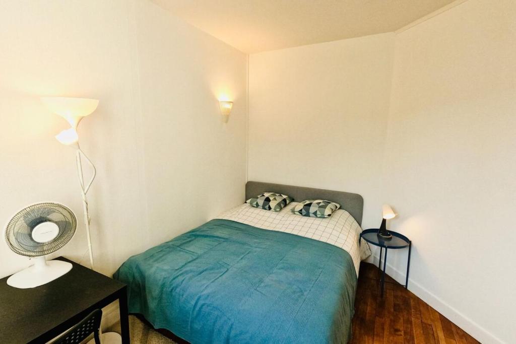 Posteľ alebo postele v izbe v ubytovaní FONTAINEBLEAU RUE GRANDE - Chez Alexis