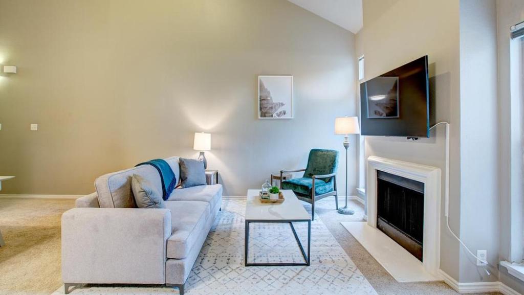 sala de estar con sofá y chimenea en Landing Modern Apartment with Amazing Amenities (ID4600X56) en Irving
