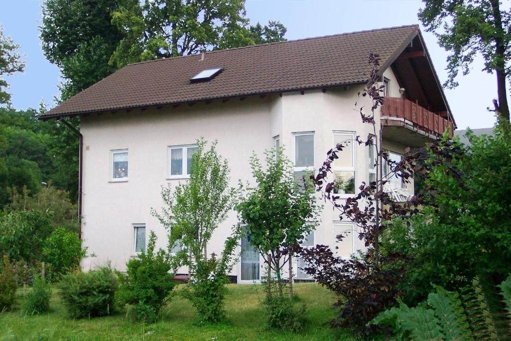 a white house with a brown roof at Ferienwohnung Kottmarsdorf in Kottmarsdorf