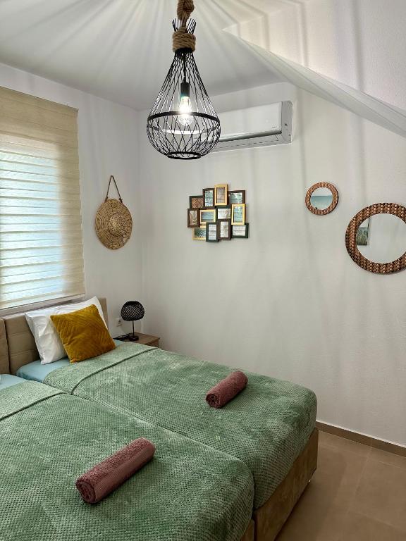 Кровать или кровати в номере Anemos Villa Stegna