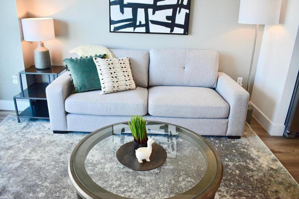 sala de estar con sofá y mesa de cristal en Landing Modern Apartment with Amazing Amenities (ID746) en Fort Lauderdale
