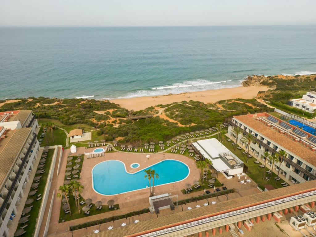 een luchtzicht op een resort en het strand bij Ilunion Calas de Conil in Conil de la Frontera