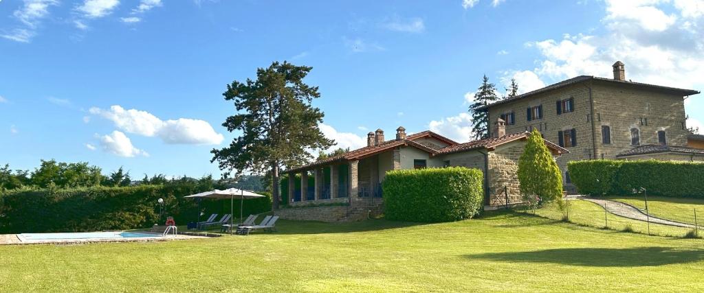 グッビオにあるAgriturismo Villa Maria Piaの大きなレンガ造りの家(プール付きの庭付)