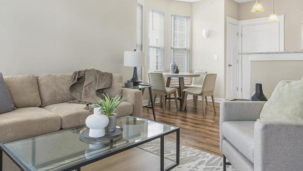 uma sala de estar com um sofá e uma mesa em Landing Modern Apartment with Amazing Amenities (ID9437X39) em Fishers