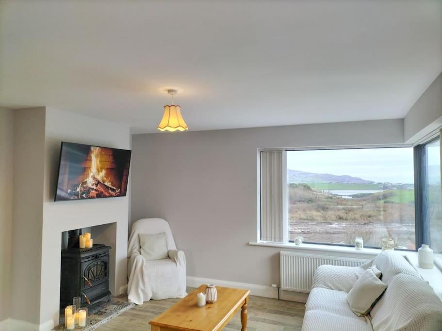 sala de estar con sofá y chimenea en Lake view Dunfanaghy, en Dunfanaghy
