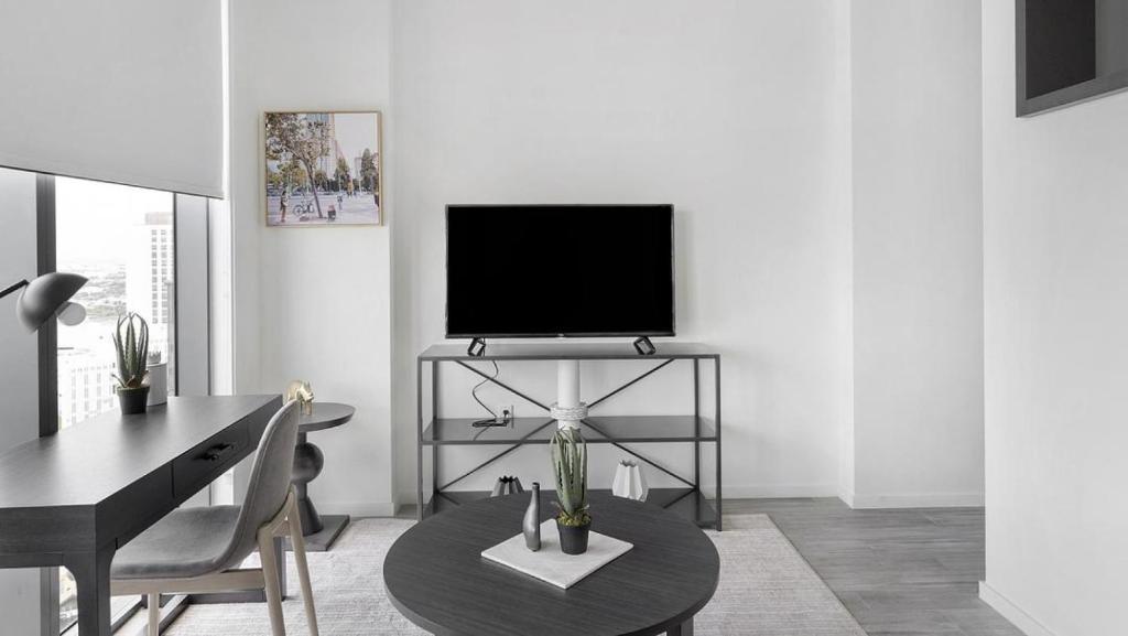 En TV eller et underholdningssystem på Landing - Modern Apartment with Amazing Amenities (ID1401X727)