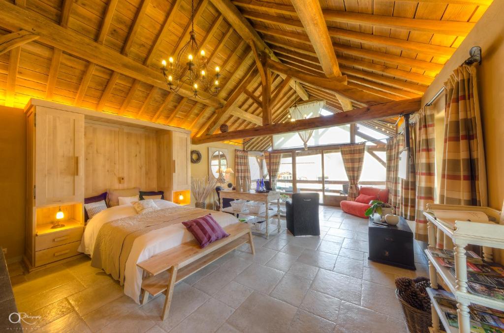 1 dormitorio con 1 cama grande en una habitación en Chambre d'hôtes - Le Refuge de la Vallée en Érezée