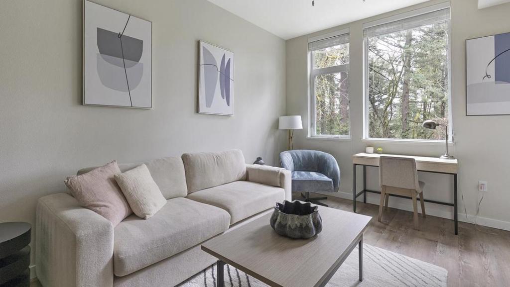 salon z kanapą i stołem w obiekcie Landing - Modern Apartment with Amazing Amenities (ID1403X372) w mieście Portland