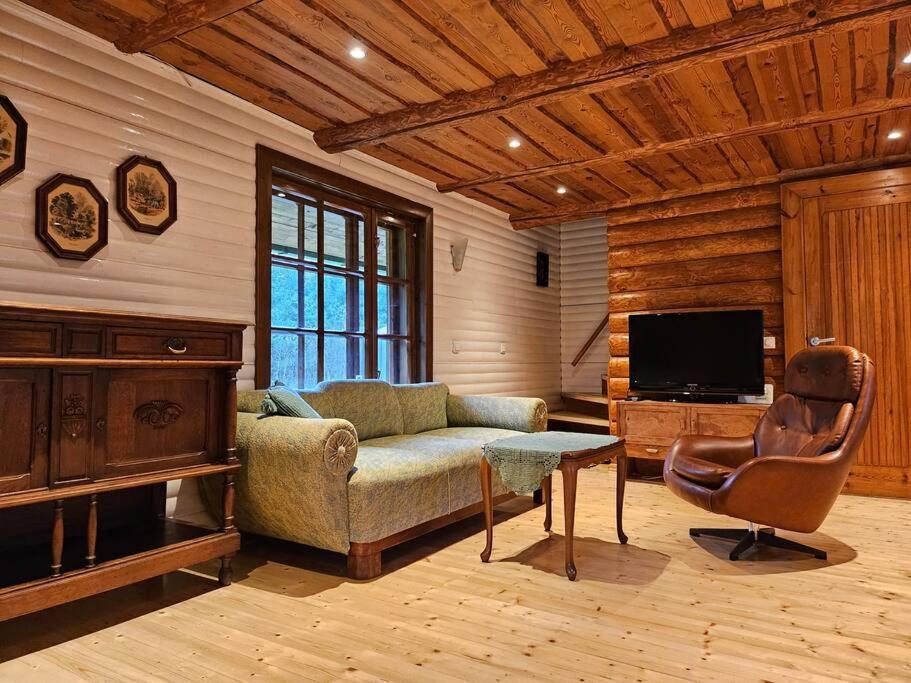 TV a/nebo společenská místnost v ubytování 2-bedroom, fenced yard, sauna, 10 min to Pärnu