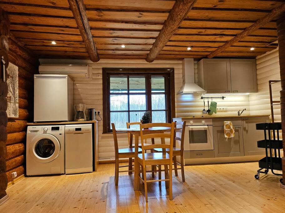 Kuchyň nebo kuchyňský kout v ubytování 2-bedroom, fenced yard, sauna, 10 min to Pärnu
