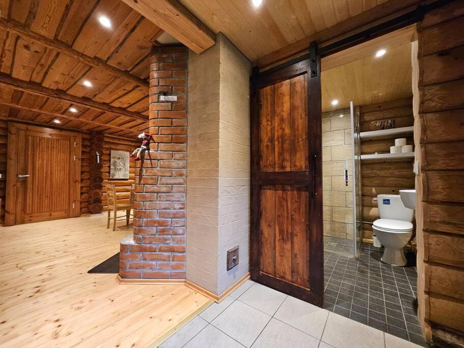 Koupelna v ubytování 2-bedroom, fenced yard, sauna, 10 min to Pärnu