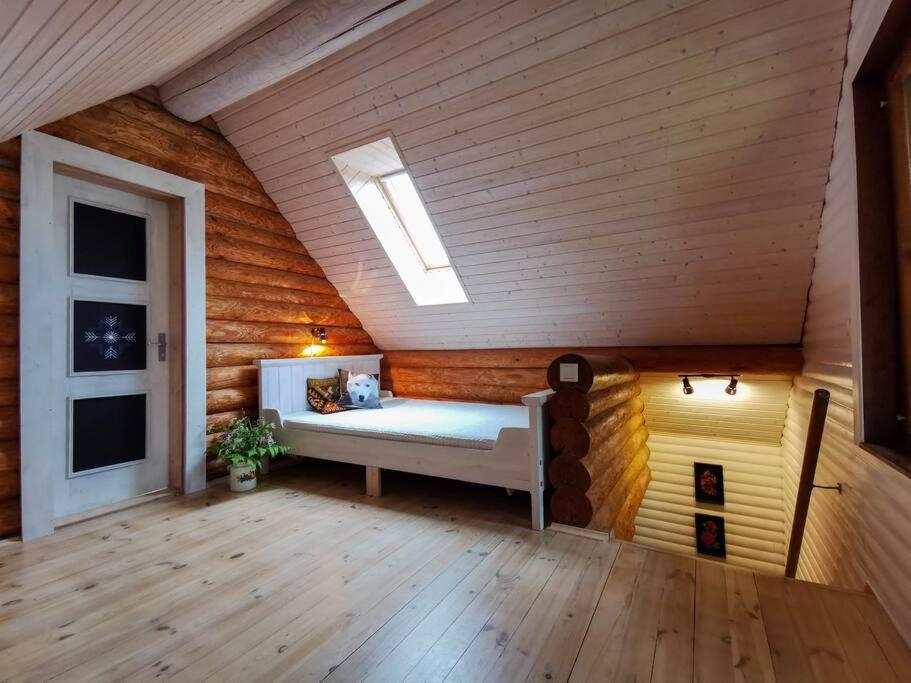 Postel nebo postele na pokoji v ubytování 2-bedroom, fenced yard, sauna, 10 min to Pärnu