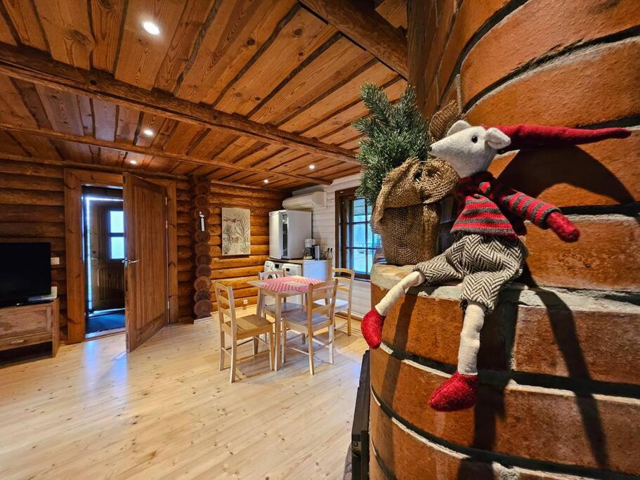 TV a/nebo společenská místnost v ubytování 2-bedroom, fenced yard, sauna, 10 min to Pärnu