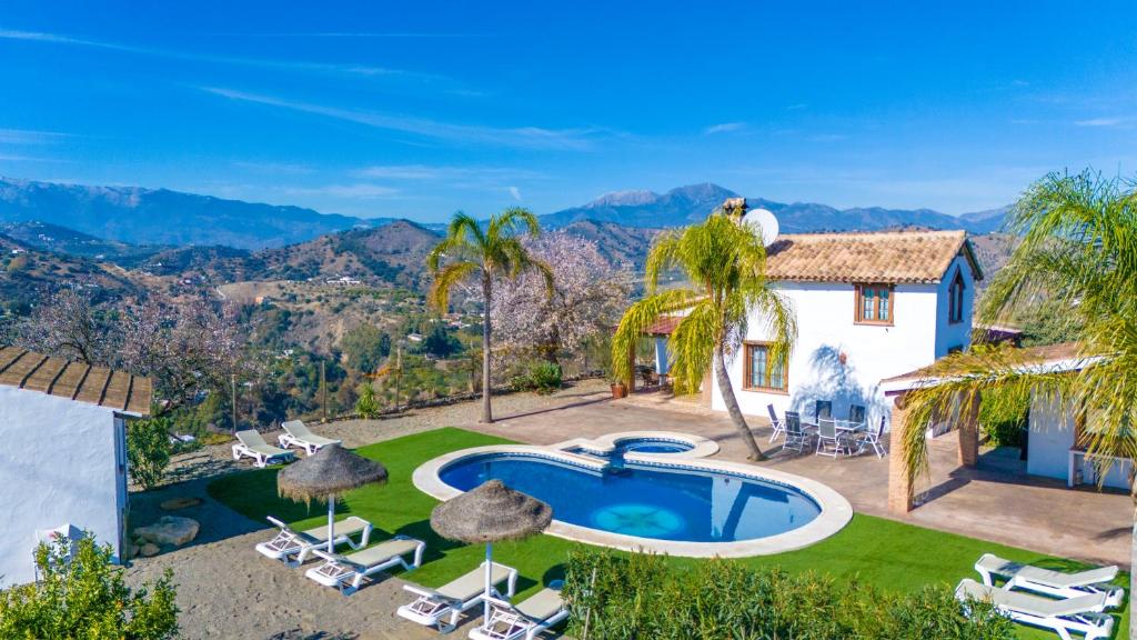 Bazén v ubytování Finca el Cerro - Piscina y Jacuzzi nebo v jeho okolí
