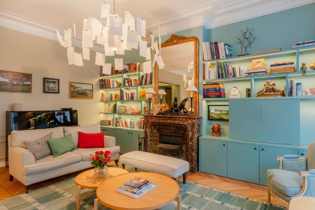 un salon avec un canapé et une table dans l'établissement Paris Wagram Design Residence, à Paris