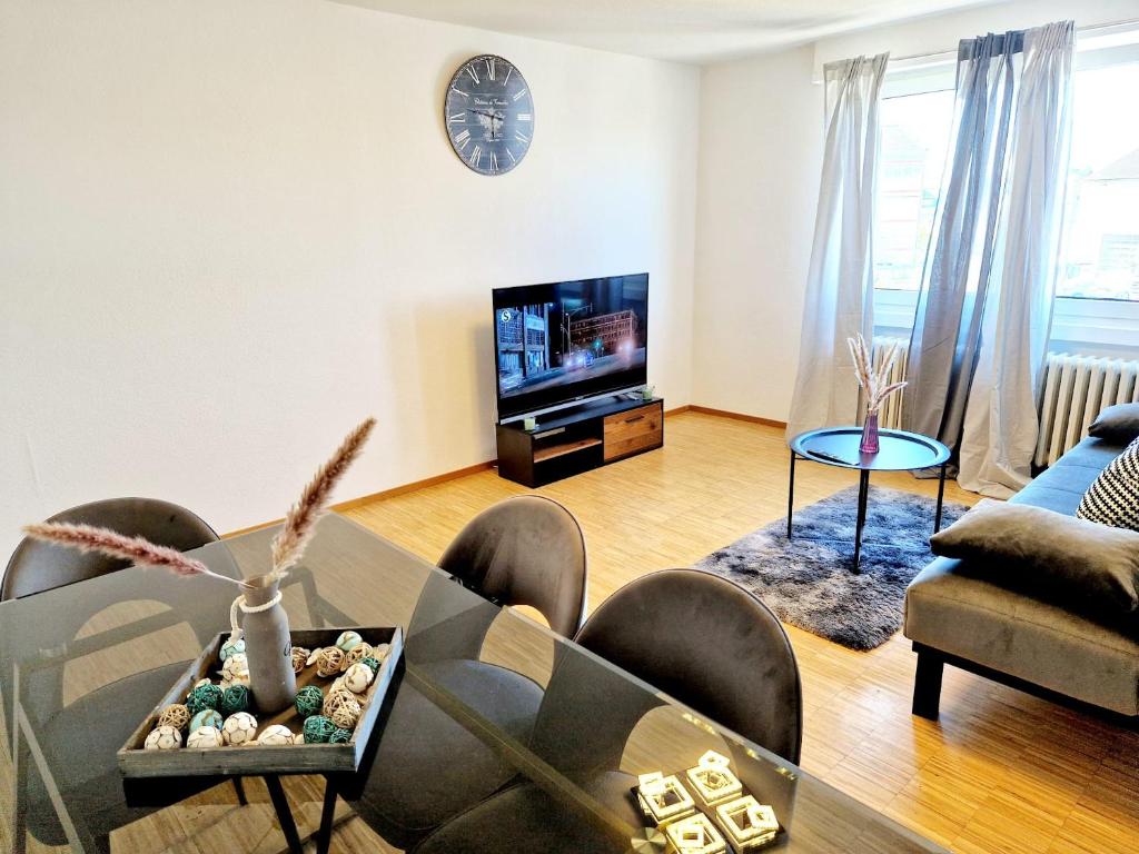 Neckarau的住宿－2 bedrooms appartement with balcony and wifi at Neckarau Mannheim，客厅配有桌子和电视