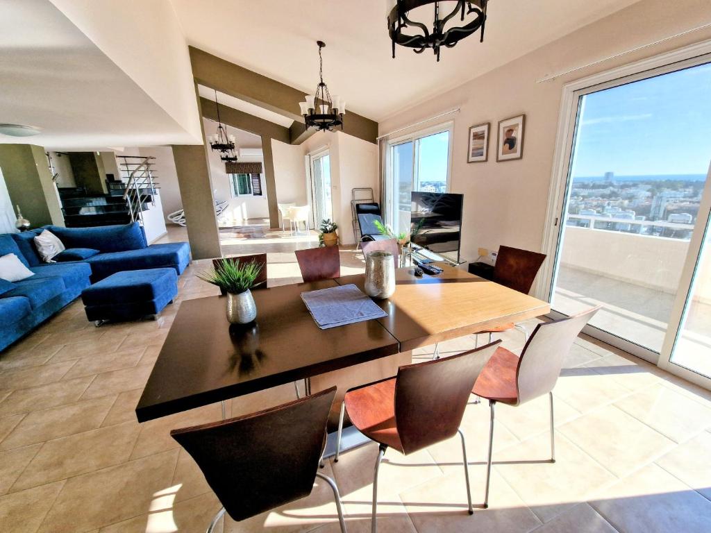 Posezení v ubytování Paphos Central Penthouse