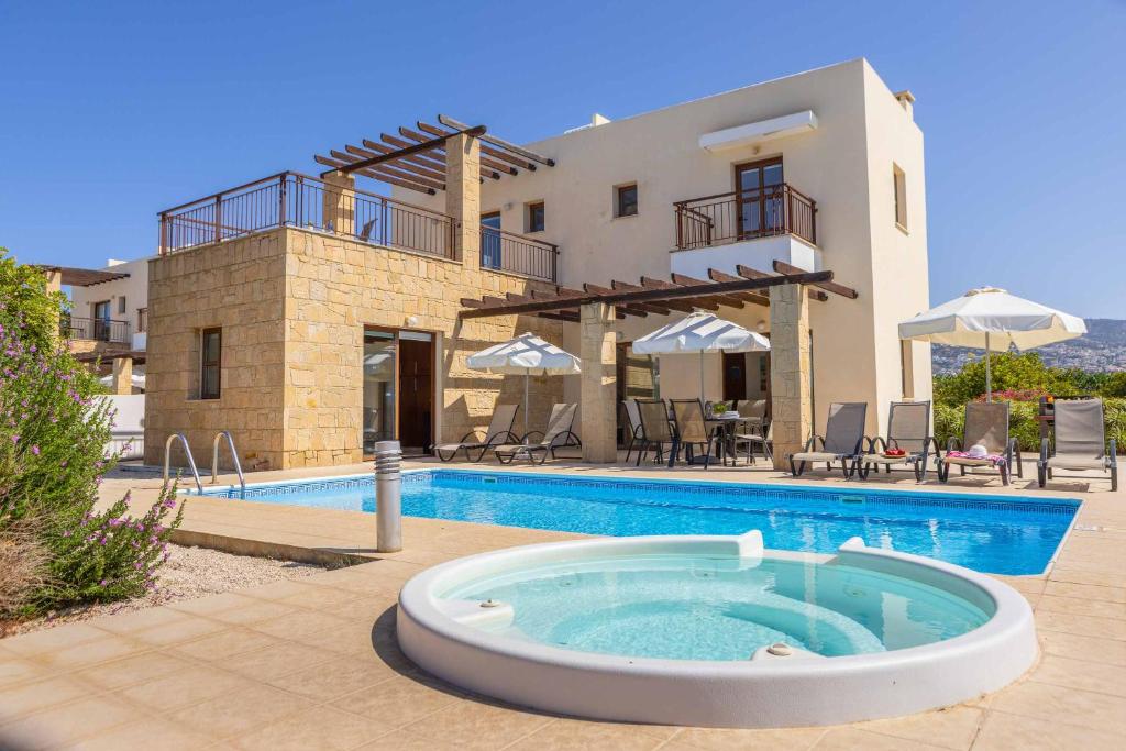 een villa met een zwembad voor een huis bij Villa Michael Coral in Peyia