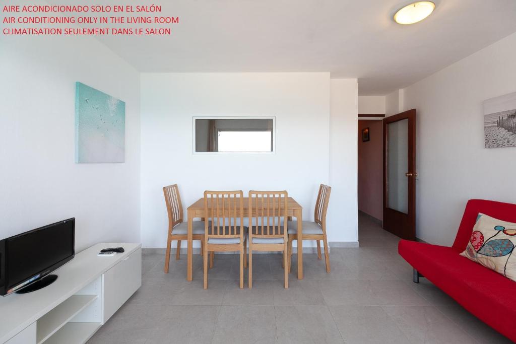 Televízia a/alebo spoločenská miestnosť v ubytovaní UHC Sorolla Apartments