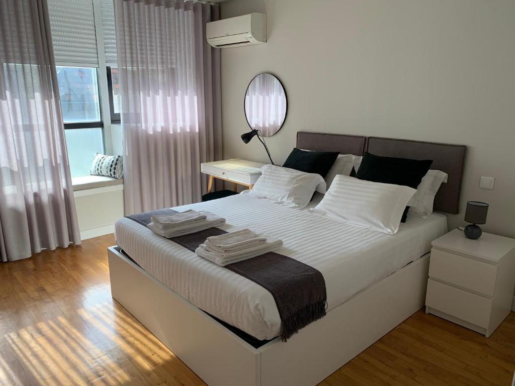 um quarto com uma cama grande e um espelho. em Porto Soul by Flat in Porto no Porto