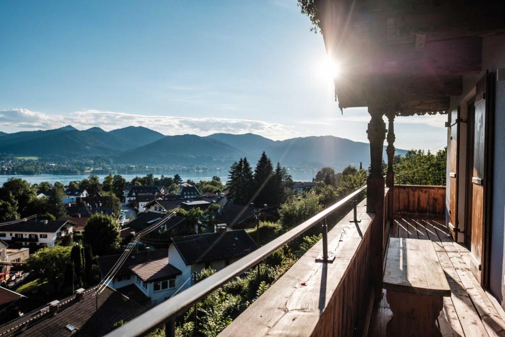 einen Blick auf die Stadt vom Balkon eines Hauses in der Unterkunft Das Alpbach Tegernsee - Design Suites in Tegernsee